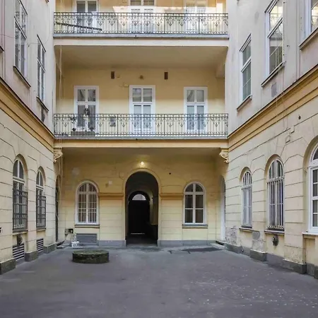 Appartamento Opera Courtyard At Luxurious Andrassy Ave. Budapest