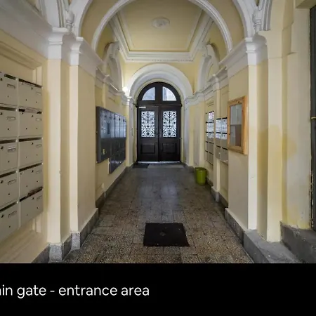 Opera Courtyard At Luxurious Andrassy Ave.